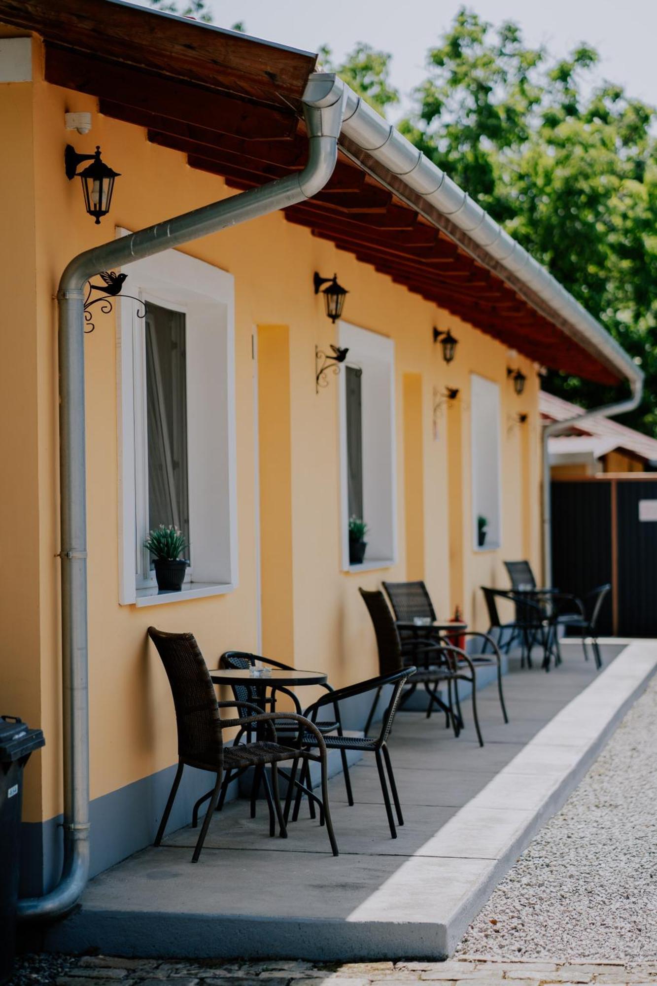 Oázis Panzió Makó Exterior foto
