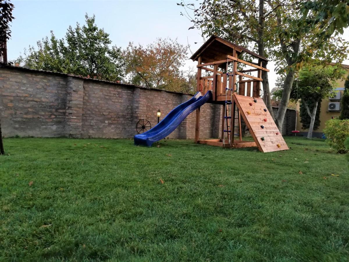 Oázis Panzió Makó Exterior foto